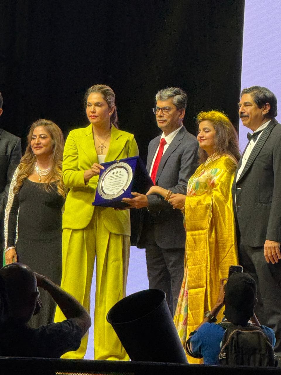 Dr Dibyendu Receiving an Award AICOG 2025